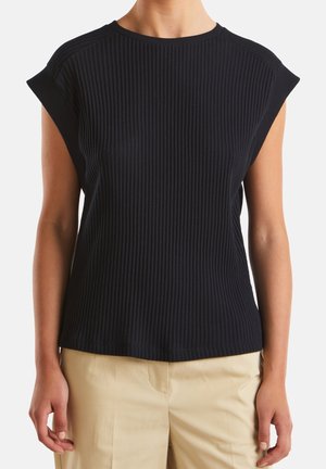 Top de manga corta en azul marino con textura acanalada, cuello redondo y corte holgado, que presenta una superficie texturizada y costuras laterales sutiles.