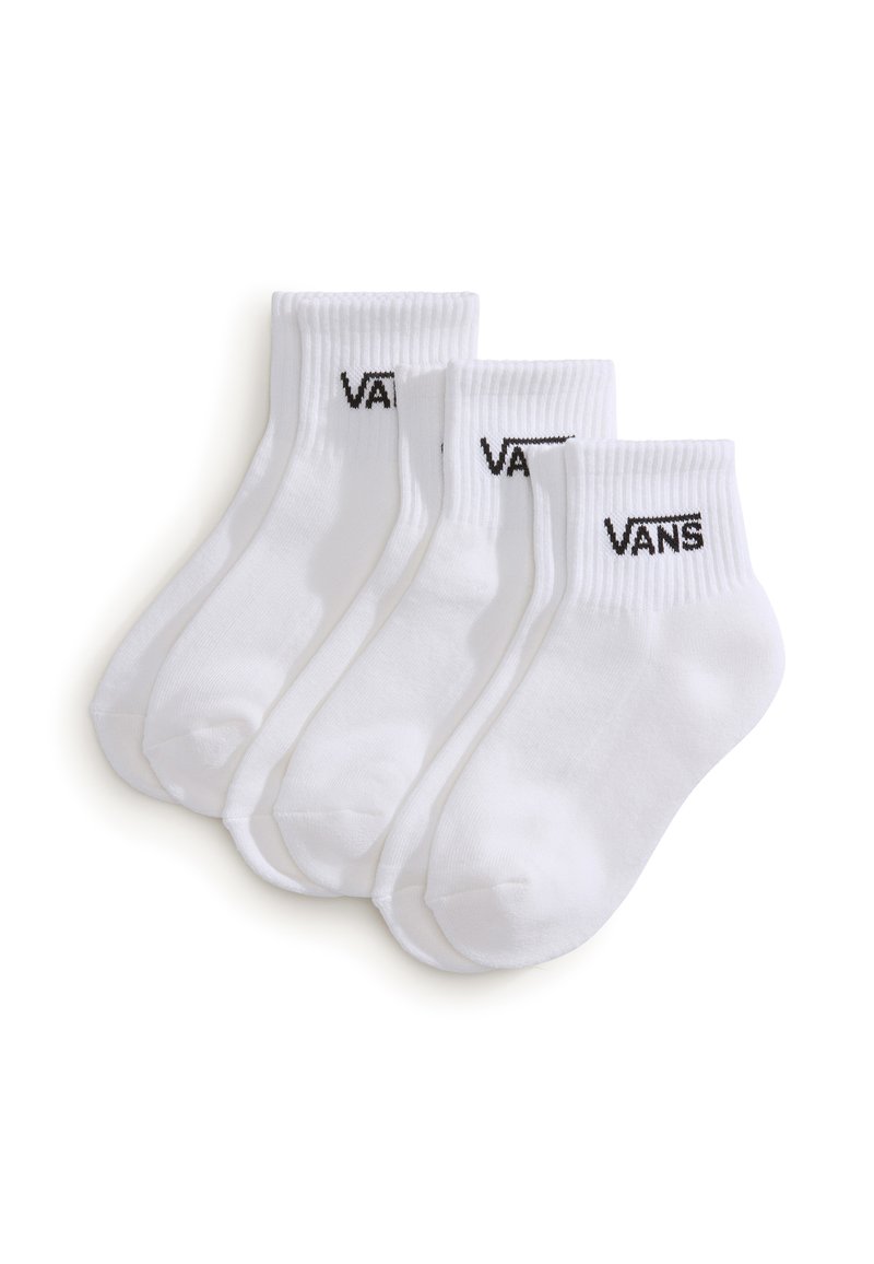 Hvide ankelstrømper i en pakke med tre, lavet af bomuld, med ribbede manchetter og et sort "VANS" logo på hver strømpe.