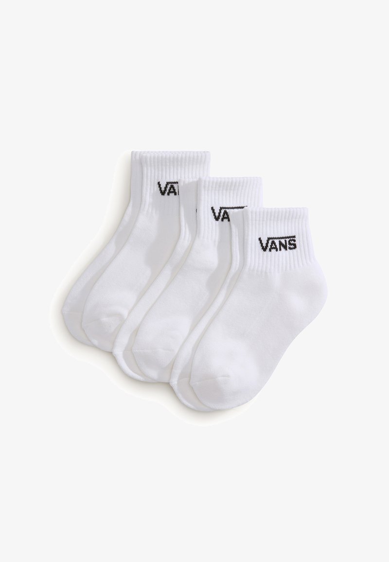 Calcetines tobilleros blancos en un paquete de tres, fabricados en algodón, con puños acanalados y un logo negro de "VANS" en cada calcetín.