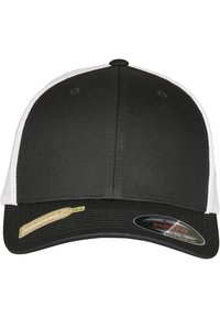 Schwarze Baseballkappe mit einem weißen Netzrücken, gebogenem Schirm und gestickten Details an der Vorderseite. Enthält Etiketten mit Produktinformationen.