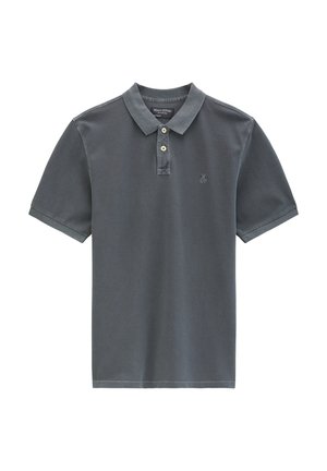 Donkergrijs poloshirt met korte mouwen, twee knopen en een klein geborduurd "M O P"-logo op de linkerborst.
