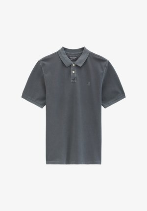 Ciemnoszara koszulka polo z krótkim rękawem, z dwoma guzikami i małym haftowanym logo „M O P” na lewej piersi.