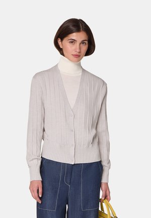 Hellgrauer Cardigan mit geripptem Textur, V-Ausschnitt, vorderen Knöpfen und einem enganliegenden Saum. Über einem weißen Rollkragenpullover gestylt und mit blauen Jeans kombiniert.