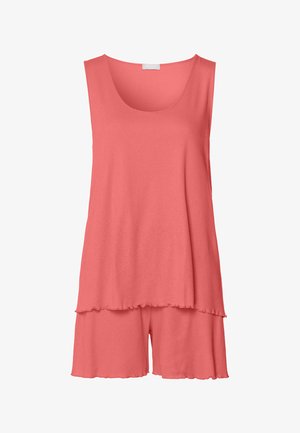 Set di abbigliamento da loungewear color corallo composto da un top senza maniche con scollatura arrotondata e design a strati, abbinato a pantaloni corti coordinati, realizzati in tessuto morbido.