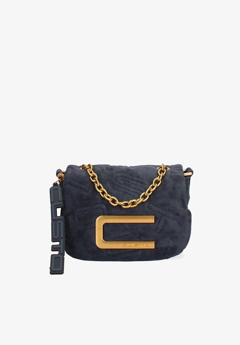 Sac à main en daim bleu avec une chaîne dorée, arborant un accent logo doré prominent et un motif en relief sur la surface.