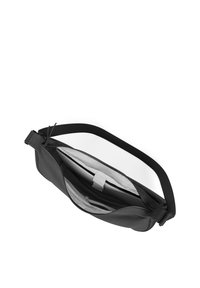 Černá crossbody taška s hladkým povrchem, obsahující hlavní kapsu na zip, šedý interiér a nastavitelný popruh pro snadné nošení.