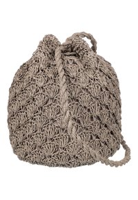 Hnědá pletenácrochet taška s kulatým tvarem, stahovací šňůrkou, texturovanou tkaninou a splétaným ramenním popruhem.