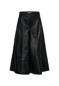 Μαύρα δερμάτινα culottes με ψηλή μέση και φαρδιά πόδια, με ραφή μπροστά και ζώνη με θηλιές πάνω σε λευκό φόντο.