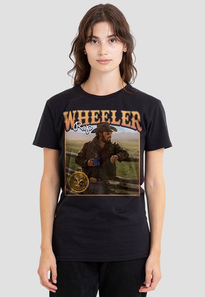 Schwarzes Baumwoll-T-Shirt mit einem Frontgrafik eines Mannes mit einem Cowboyhut, Text "WHEELER" darüber und rundem Logo am unteren Ende.