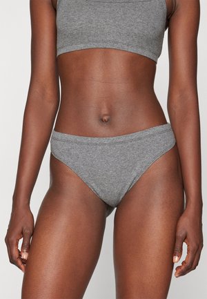 Szare bikini z prążkowanej tkaniny, bezszwowe, o niskim stanie i miękkiej strukturze. Prosty, minimalistyczny styl bez wzorów czy dodatkowych akcentów.