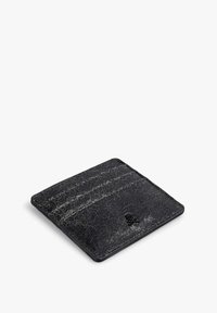 Tarjetero de piel negra con un acabado texturizado y agrietado, que cuenta con tres compartimentos verticales para tarjetas y un pequeño emblema de calavera en un lado.