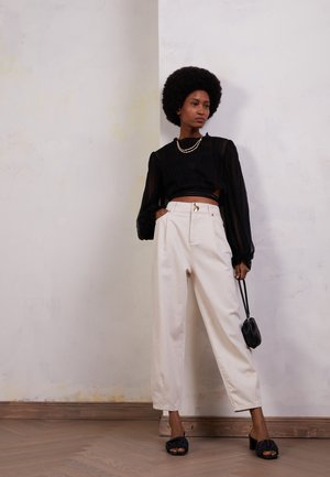 TAPERED WITH TUCKS AT HEM - Široke kavbojke - ecru