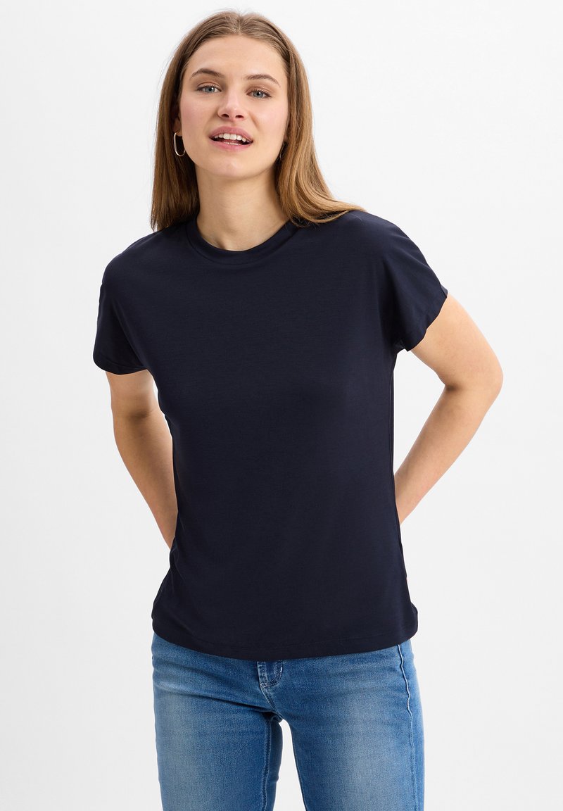 Marineblauwe t-shirt met korte mouwen en een ronde hals, gemaakt van gladde, lichte stof; minimalistisch ontwerp, geen zichtbare patronen of accenten.