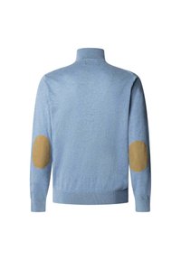 Niebieski sweter z wysokim kołnierzem, z brązowymi łatami na łokciach. Wykonany z miękkiego materiału, ma długie rękawy i dopasowany dół.