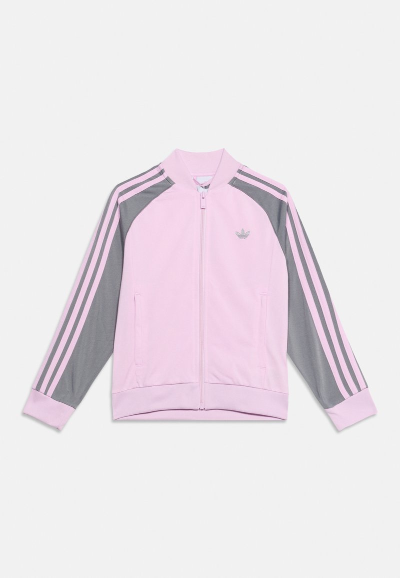 Ανοιχτό ροζ αθλητική ζακέτα Adidas με φερμουάρ, γκρι μανίκια με ροζ ρίγες και το λογότυπο Adidas στο στήθος.