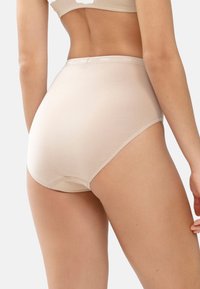 Beżowe majtki z wysokim stanem, wykonane z miękkiej bawełnianej mieszanki, z delikatnym przeszyciem i gładką gumką, zaprojektowane z myślą o komforcie i zakryciu.