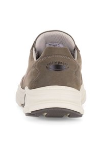 Bruine, suède sneaker met een gevoerde, witte zool. Heeft minimale stiksels en een logo op de hak. Gaasvoering zichtbaar aan de binnenkant.