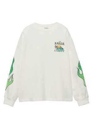 Chemise blanche à manches longues avec des motifs de flammes vertes sur les manches et un logo « The Kailua Coast » avec des palmiers et une montagne sur la poitrine.