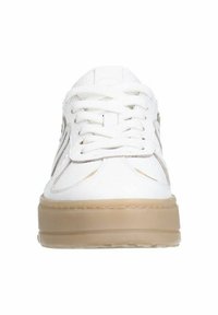 Witte sneaker met een bovenwerk van gestructureerd leer en stof, met een ronde neus, platte witte veters en een lichtbeige rubberen zool.