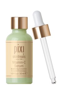 Grønn glassflaske med gullakenter, med en pipettehette. Etiketten viser "Pixi Vitamin-C Serum" i beige og brune farger. 30 ml.
