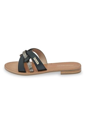 Infradito in pelle nera caratterizzati da un design a bande incrociate, dettagli metallici, suola piatta e una soletta beige con cuciture sottili.