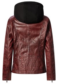 Burgunderfarbene Lederjacke mit schwarzer Kapuze, seitlichen Reißverschlüssen, strukturierten Panels und taillierter Passform. Die Rückansicht hebt die Nahtdetails hervor.