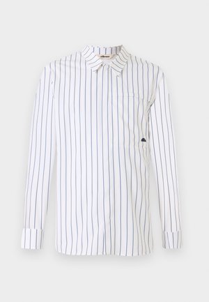 Valkoinen pitkähihaisia paita, jossa on ohuita sinisiä pystysuoria raitoja, napillinen kaulus, yksinkertainen rintatasku ja taitettavat hihansuut. Sileä kankaan rakenne.