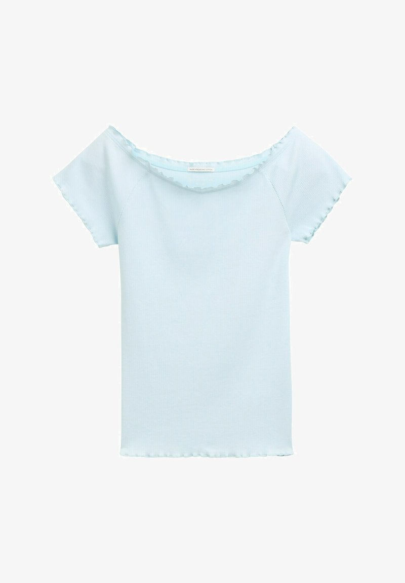 Svetlomodrý top bez ramienok z textúrovanej látky; má krátke rukávy a vlnitý výstrih s voľným strihom.