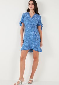 LELA FLORAL V NECK RUFFLE DETAIL MINI  - Dnevna haljina - baby blue