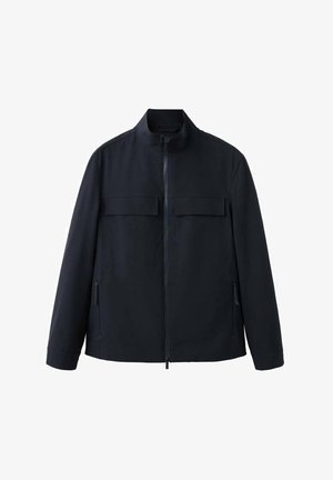 Chaqueta negra con cremallera, cuello alto, dos bolsillos con solapa en el pecho y dos bolsillos laterales con cremallera, mangas largas y dobladillo recto.