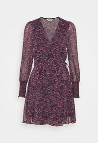 Robe portefeuille fleurie en tissu transparent, avec base violette ornée d'un imprimé floral multicolore, manches longues et poignets froncés. Ceinture à la taille ajustable.