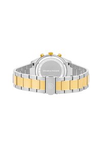 Reloj de acero inoxidable con una pulsera de eslabones plateados y amarillos, que presenta una caja redonda plateada, tres pulsadores dorados y un reverso grabado.