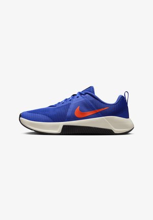 Zapatilla deportiva azul con parte superior de malla, logotipo tipo swoosh naranja, suela blanca y negra, punta redondeada y detalles texturizados en los laterales.