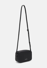 Borsa a tracolla nera con superficie testurizzata, forma rettangolare, tracolla regolabile e chiusura con zip. Presenta il logo sul fronte.