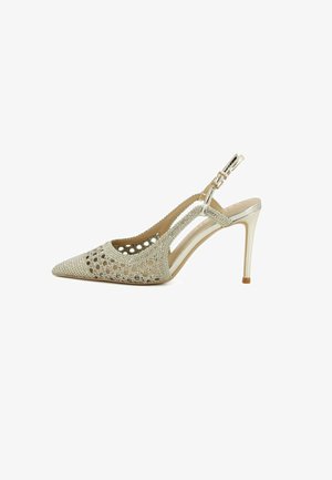 Scarpa dorata con tacco alto, chiusura slingback, punta a punta, design a rete aperta e cinturino regolabile con fibbia.