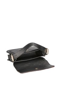 Borsa in pelle nera con finitura testurizzata, caratterizzata da un corpo piatto, una tracolla robusta e una chiusura magnetica. L'interno è foderato con un morbido tessuto.