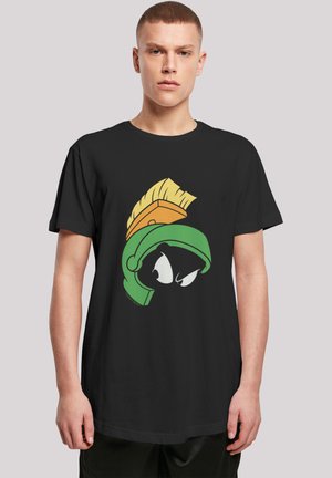 Svart t-skjorte med grafikk av et helm til en grønn og oransje tegneseriefigur med store hvite øyne, laget av myk bomull, løs passform.