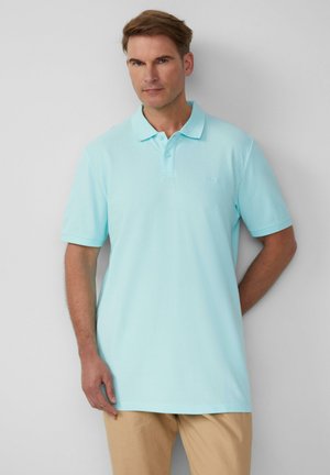 Hellblaues Polohemd aus Baumwolle mit klassischem Kragen, kurzen Ärmeln und einem subtilen Logo auf der Brust. Glatte Textur.