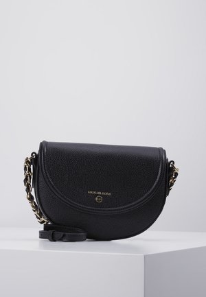 Sac bandoulière en cuir noir texturé en forme de demi-lune avec chaîne dorée et sangle en cuir, doté d'un petit logo Michael Kors doré sur le rabat avant.