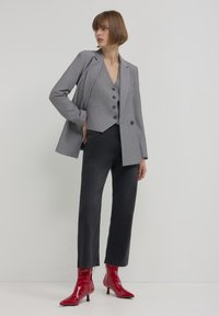 Calliope Smanicato - gris