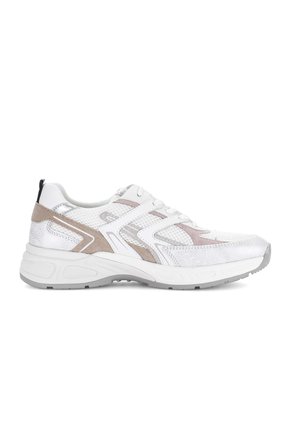 Witte en beige sportschoen met mesh- en suède-details, vetersluiting en een dikke rubberen zool, zijaanzicht op een witte achtergrond.