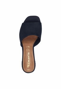 Sabot din suede bleumarin, cu vârf deschis, ușor curbat în partea de sus și branț din piele bej, având detalii de branding aurii.