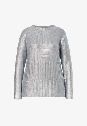 Stříbrný pletený svetr s ribovanou strukturou a rovným střihem. Vyznačuje se vzorovanými horizontálními a vertikálními pruhy. Dlouhé rukávy a kulatý výstřih.