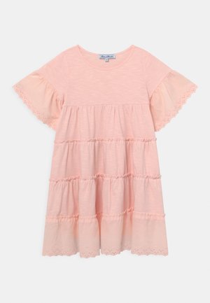 Roze jurk met korte mouwen, gemaakt van zachte stof, met een gelaagd ontwerp en ruches aan de onderrand, versierd met geborduurde schelpaccenten.