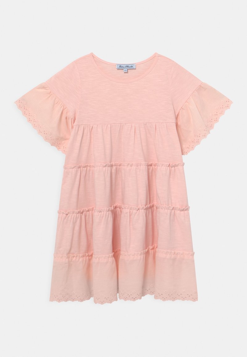 Różowa sukienka z krótkim rękawem, wykonana z miękkiego materiału, z warstwowym krojem, falbaniastymi końcami oraz wyszywanymi akcentami w kształcie muszli.