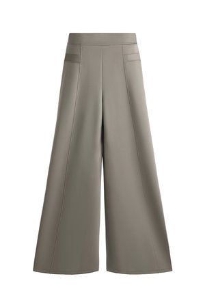 Weite Hosen aus glattem, grauem Stoff. Mit hohem Bund und zwei vorderen Taschen mit dezenten Nähdetails.