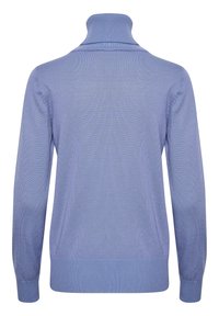 Hellblauer, gerippter Rollkragenpullover mit langen Ärmeln, der ein schlichtes Design und eine weiche Stricktextur aufweist.