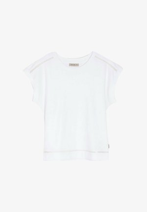 Biała bluzka z krótkim rękawem, wykonana z miękkiej bawełny, o luźnym kroju, z koronkowymi akcentami na ramionach oraz subtelnym wykończeniem w dolnej części.