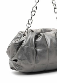 Borsa a mano in pelle metallizzata grigia trapuntata con superficie texturizzata, tracolla in catena argento e dettagli arricciati vicino all'apertura.
