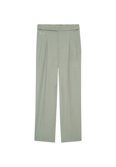 Pantalons ajustés vert clair avec une jambe large, des plis à l'avant, une ceinture avec une boucle rectangulaire et un accent décoratif en anneau métallique.